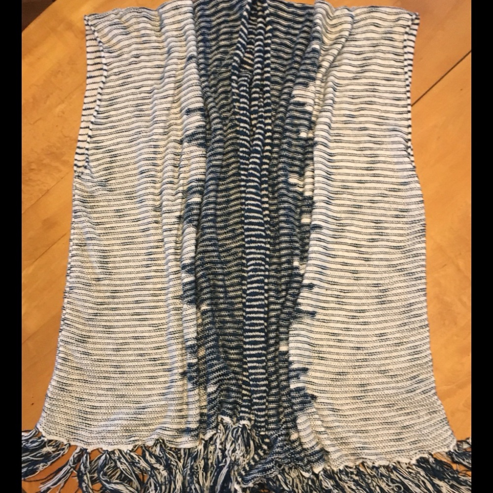 Fringe trim shawl